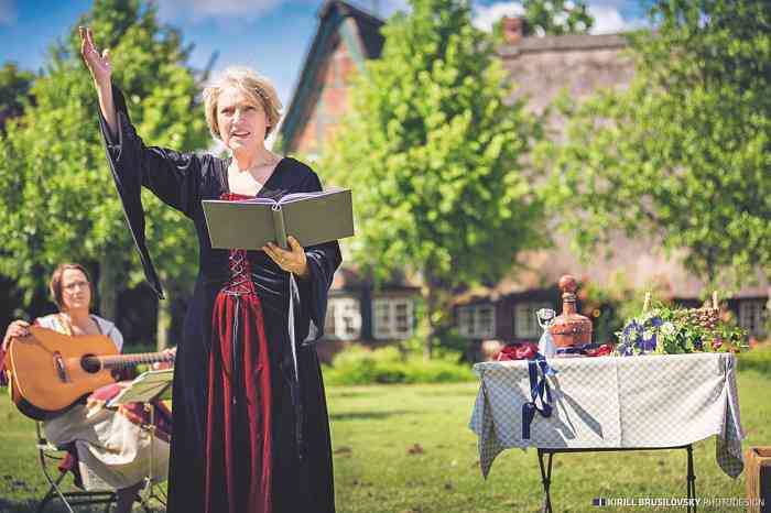 Mittelalterliche Trauzeremonie unter freiem Himmel mit Anna Held