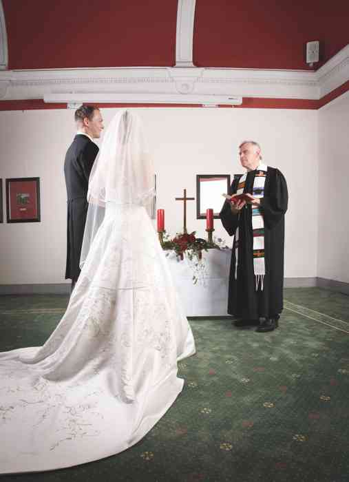 Brautpaar und Pfarrer bei der Trauzeremonie im Jugendstilsaal im Palais Esplanade.
