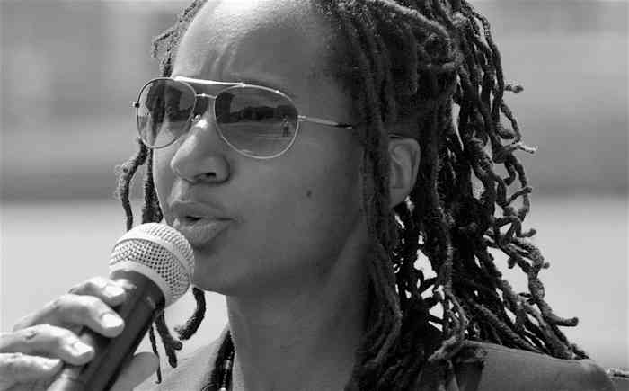 AfroamerikanischeHochzeitssängerin Sandra Blake am Mikrofon