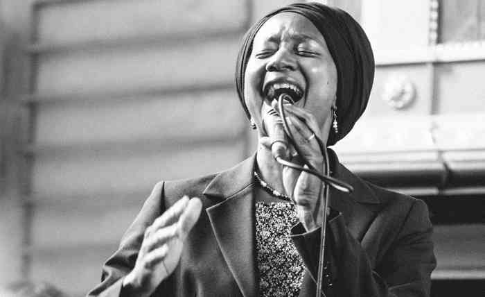 Soundsyndicate Sängerin Sandra Blake Afroamerikanische Sängerin singt auf einer Hochzeit