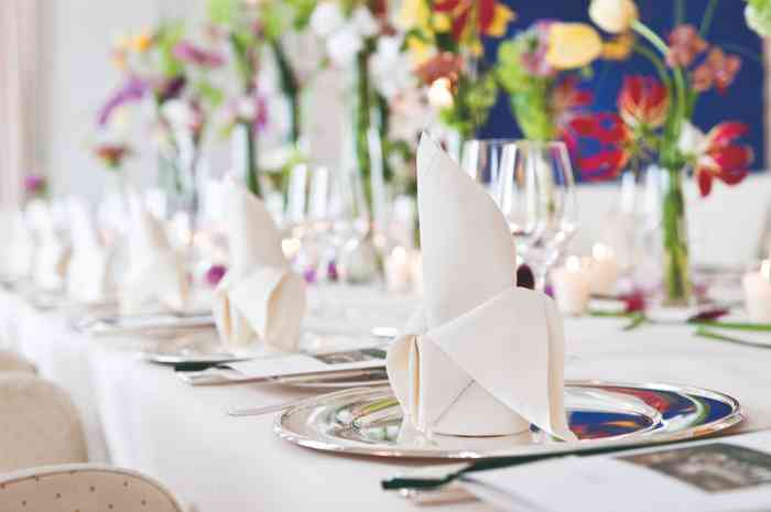 Wunderschön dekorierte Tische gehören zu einer Hochzeit im Louis C. Jacob einfach dazu.