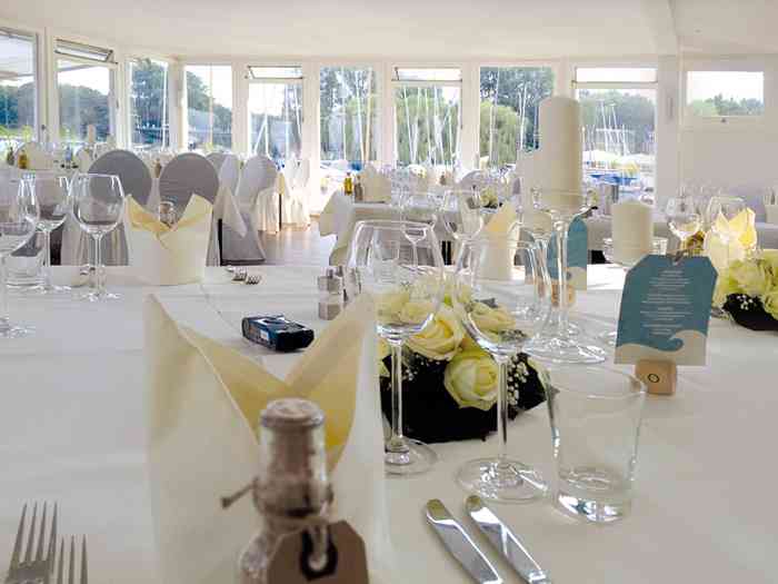 Festraum mit feierlich eingedeckten Tischen in der Hochzeitslocation Ruder-Club Favorite Hammonia.
