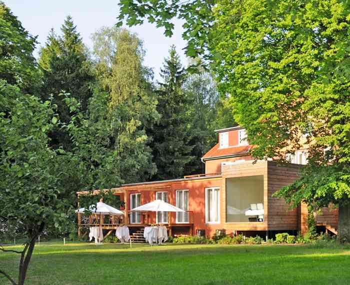 Gartensaal des Hotels Waldhaus auf Herrenland mit Terrasse zum Park.