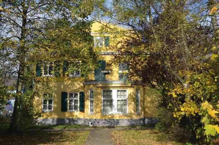Das Standesamt Hamburg-Bergedorf ist von einer romantischen Parkanlage umgeben.