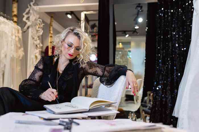 Designerin Ella Deck aus Hamburg entwirft Couture Brautkleider nach Maß