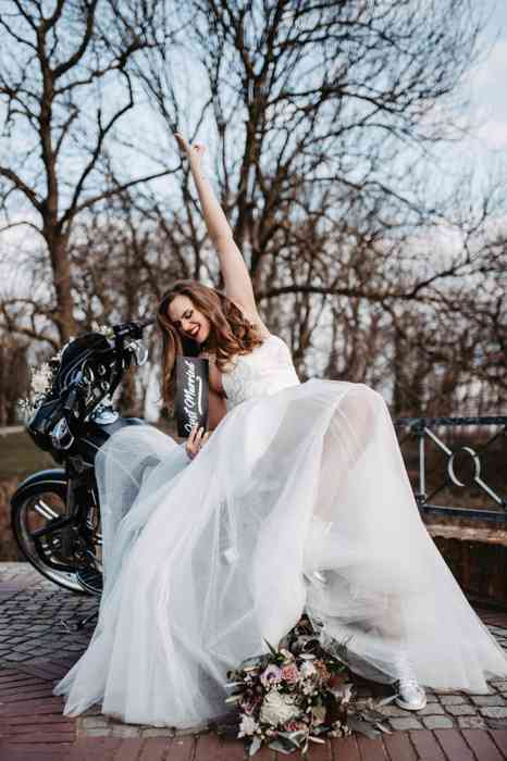 Ella Deck Couture Hamburg glamouröses Hochzeitskleid mit weitem Rock aus Organza.