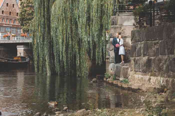 Brautpaar am Alten Kran an der Weide fotografiert von Studio Lüdeking Lüneburg
