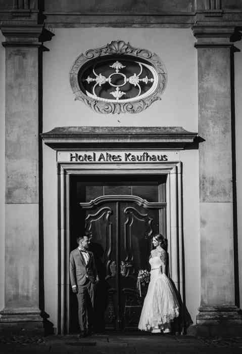 Brautpaar vor Altem Kaufhaus fotografiert von Studio Lüdeking Lüneburg