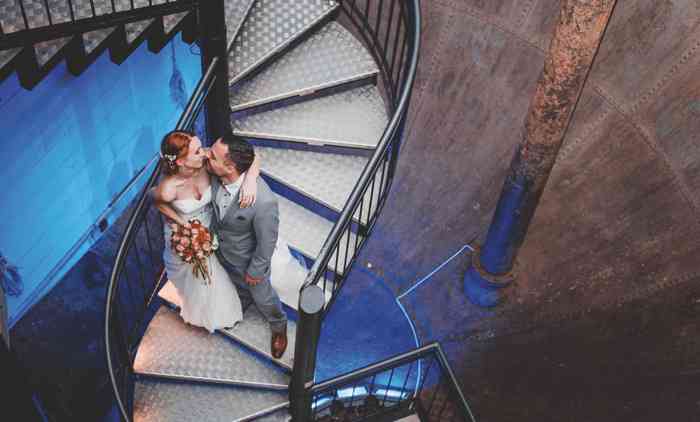 Brautppaar auf der Treppe im Wasserturm fotografiert von Studio Lüdeking Lüneburg