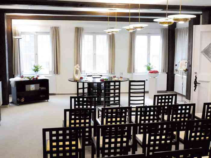 Im Erdgeschoss des Alten Rathauses in Rendsburg steht ein schickes, modern eingerichtetes Trauzimmer zur Verfügung.