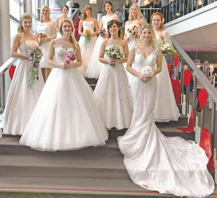 Brautkleider Modenschau auf der Hochzeitsmesse Festival der Hochzeit im Kieler Schloss Brautkleider Modenschau auf der Hochzeitsmesse Festival der Hochzeit im Kieler Schloss
