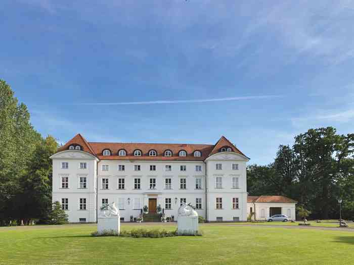 Hotel Schloss Wedendorf. Im stilvollen Ambiente des klassizistischen Schlosses wird aus der Eheschließung eine romantische Märchenhochzeit. Hotel Schloss Wedendorf