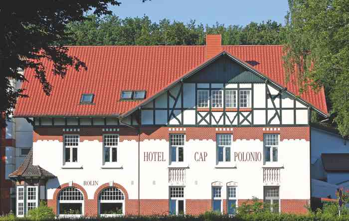 Das Hotel Cap Polonio ist eine sehr schöne Hochzeitslocation in Pinneberg bei Hamburg. Das Hotel Cap Polonio mit seiner schönen weißen Fachwerkfasade.