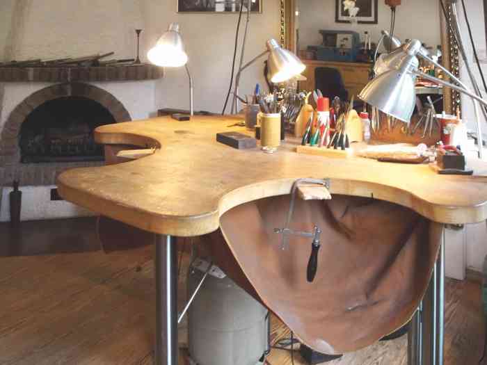 Brautpaare können in der Goldschmiede Suhk ihre Traumringe selbst schmieden - natürlich unter Anleitung der Profis. Goldschmiede Suhk Atelier Werkzueg