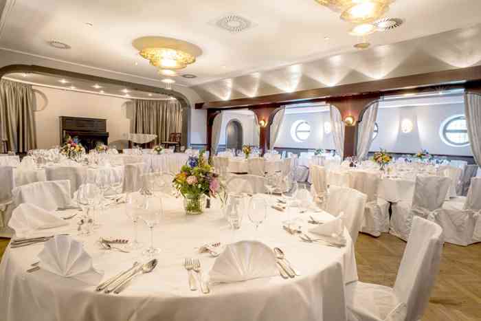 Im großen Saal des „Landhauses Hamester Basthorst“ feiern Hochzeitspaare mit 70 bis 180 Gästen.