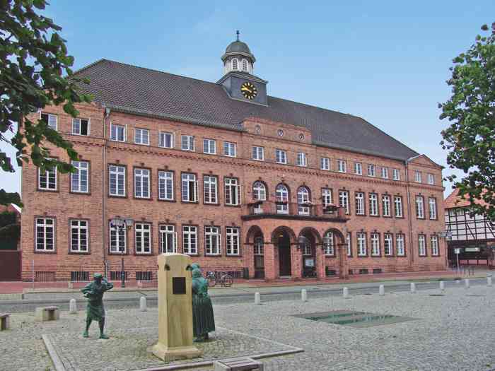 Das  große backsteingebäude des Standesamt es Stadt Hagenow.