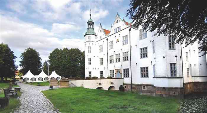 Das Wahrzeichen Ahrensburgs ist ein schneeweißes Wasserschloss. In dieser außergewöhnlichen Location kann Hochzeit gefeiert werden. Ein Sektempfang im Schlosspark, ein festliches Dinner im Gewölbekeller oder eine weltliche Trauung im Schloss. Das Team vom Parkhotel Ahrensburg macht es möglich.