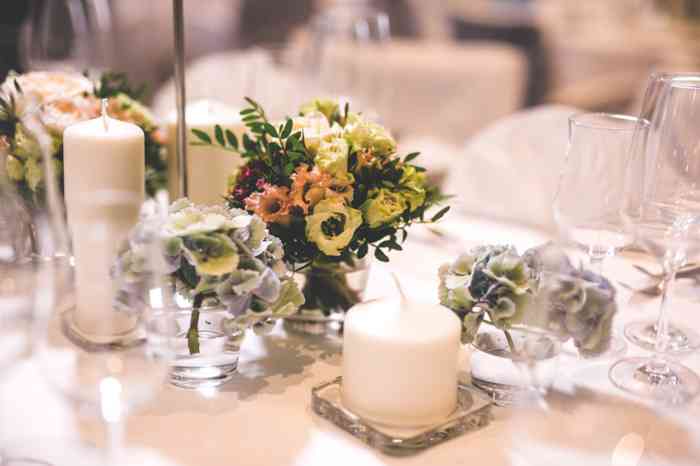 Tischdekoration mit Kerze und kleinen Blüten der Hochzeitslocation Ringhotel Birke