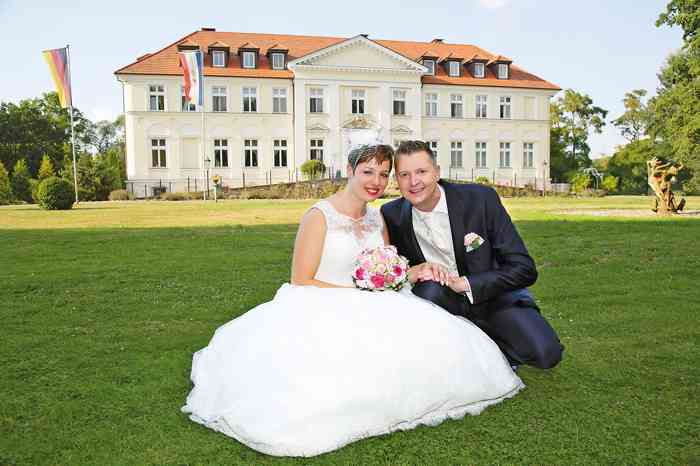 Hochzeitslocation Seeschloss Schorssow Der traumhafte Park des Seeschloss Schorssow liegt direkt am Wasser.