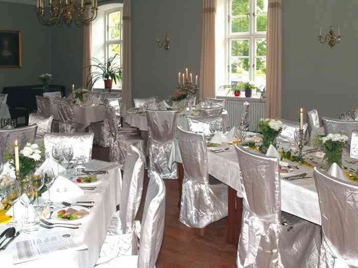 Festsaal für Hochzeit eingedeckt Landhaus Schloss Kölzow