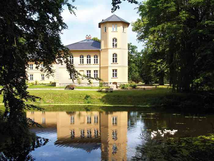 Landhaus Schloss Kölzow mit Teich und Enten