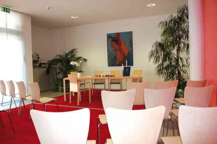 Das Trauzimmer im Rathaus ist modern eingerichtet und steht den Hochzeitspaaren ganzjährig zur Verfügung Modern eingerichtetes Trauzimmer des Standesamtes Hemmingen in der Region Hannover.