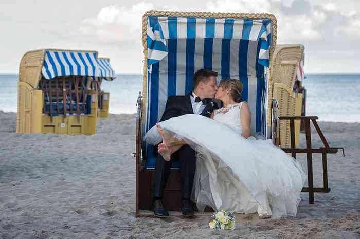 Hochzeitsfotografin catrin-anja eichinger Brautpaar im Strandkorb