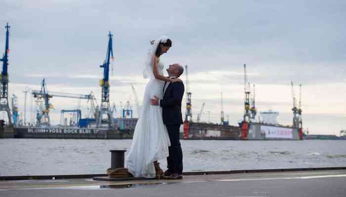 Hochzeitsfotografin catrin-anja eichinger Brautpaar am Hafen in Hamburg