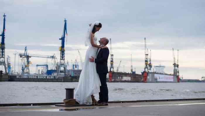 Hochzeitsfotografin catrin-anja eichinger Hochzeitsfotografin catrin-anja eichinger Brautpaar am Hafen in Hamburg