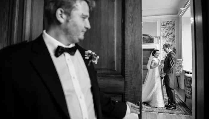 Hochzeitsfotografin catrin-anja eichinger Bräutigam wartet auf seine Braut