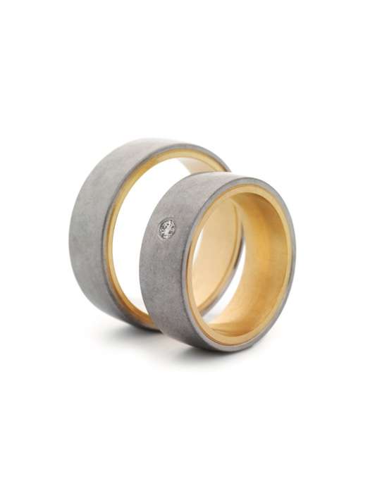 Trauringe innen Gelbgold und aussen Weißgold mit einem Brillant im Damenring. Trauringe innen Gelbgold und aussen Weißgold mit einem Brillant im Damenring der Goldschmiede Dallmann.