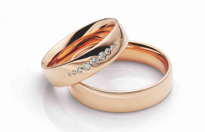 Klassische Trauringe aus beliebtem Rosé-Gold und Diamanten für die Braut.