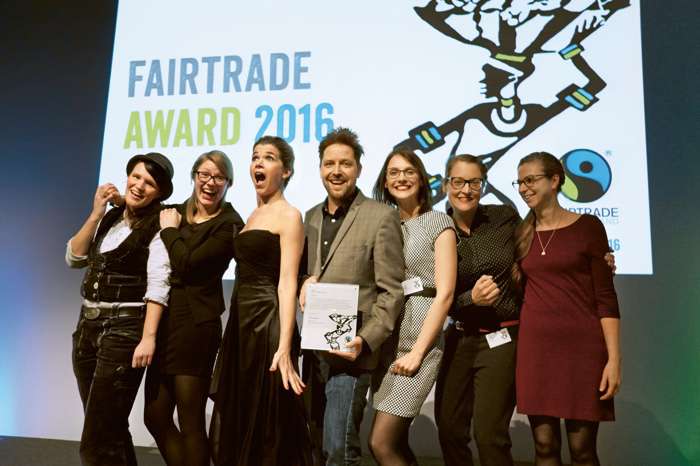 Das Team um Jan Spille fertigt Schmuck und Ringe aus Eco + Fairtrade Gold und Silber. Diese Arbeit wurde bereits mit dem Fairtrade Award ausgezeichnet. Die Arbeit von Jan Spille wurde mit dem Fairtrade Award ausgezeichnet