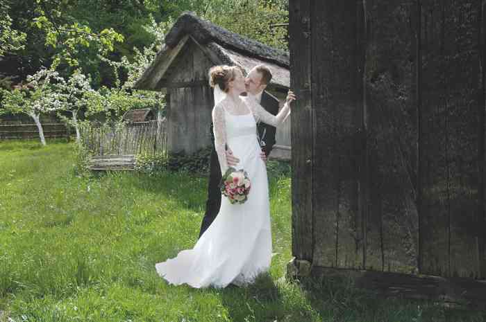 Brautpaar auf dem Gelände der Hochzeitslocation Freilichtmuseum am Kiekeberg 