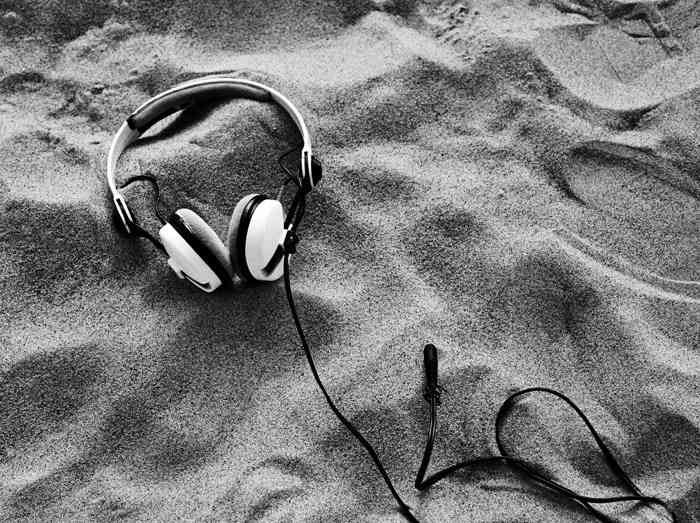 Kopfhörer am Strand