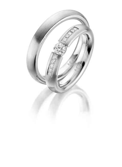 Schmale Eheringe mit einem Diamanten-Besatz für die Braut. Der Herren-Ring bleibt schlicht.