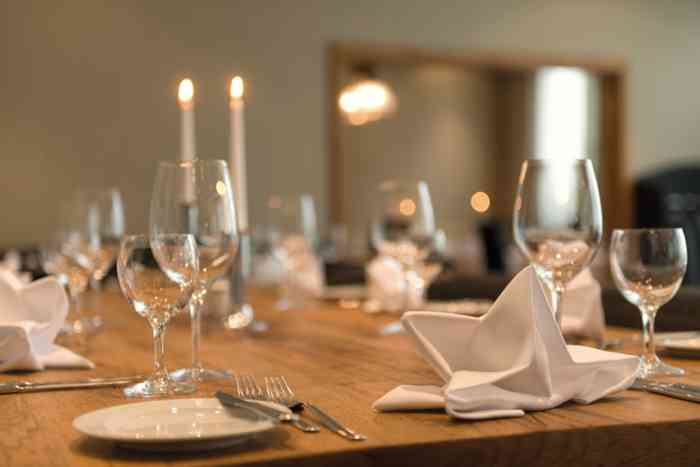 Festlich eingedeckter Tisch der Hochzeitslocation Wyndham Hotel Atrium Hannover
