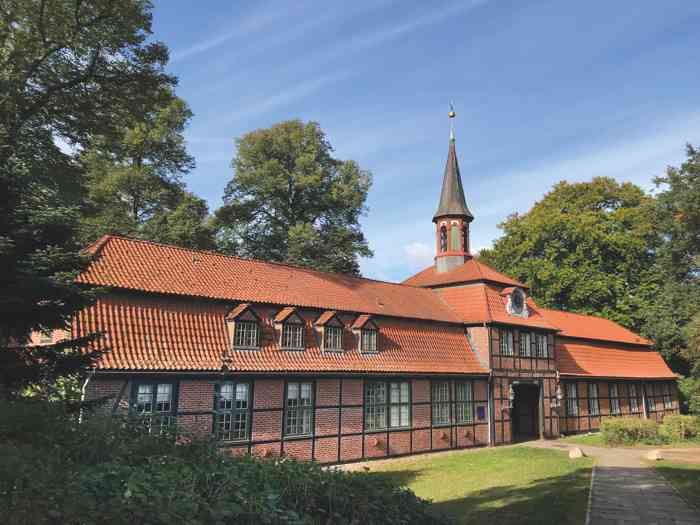 Das denkmalgeschützte Torhaus Wellingsbüttel ist ein begehrter Heiratsort mit historischem Ambiente und einzigartiger Atmosphäre für romantische Hochzeiten. Das Standesamt Wandsbek führt hier am Freitag Eheschließungen durch. historisches Torhaus in Wellingsbüttel