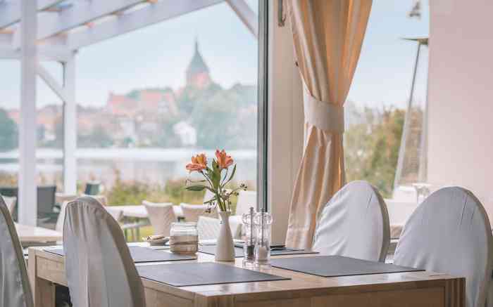 Seehotel Schwanenhof Bei herrlichem Blick über den Schulsee und auf die Möllner Altstadt