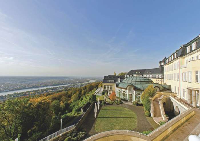 Vom Steigenberger Grandhotel Petersberg haben Hochzeitspaar und Gäste einen einmaligen Ausblick auf das Rheintal.