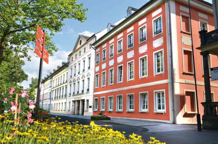 Das Standesamt Bonn führt Trauungen auf Wunsch im Rathaus Bad Godesberg durch. Der Trauraum bietet ca. 40 Personen Platz und hat Sitzplätze für 20 Gäste.