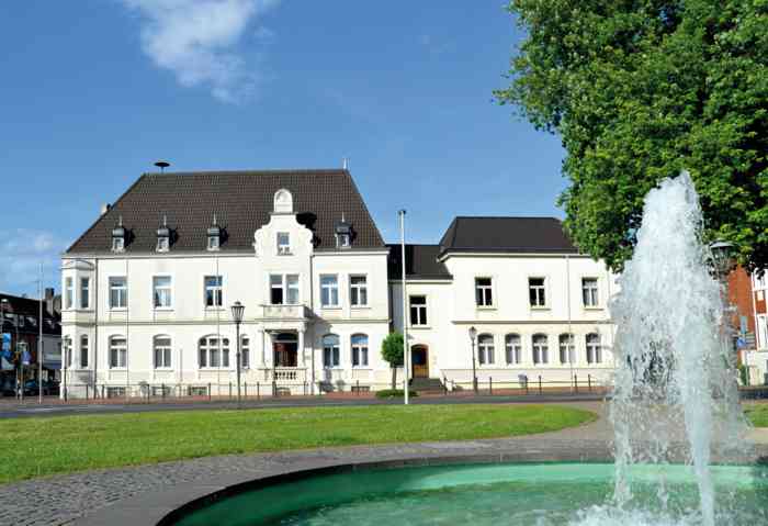Das Standesamt Bonn führt Eheschließungen an festgelegten Freitagen im Rathaus Hardtberg durch. Der Trauraum bietet 40 Gästen Platz. 20 Sitzplätze stehen zur Verfügung. Die Anmeldung zur Eheschließung findet im Standesamt in der Stadthausloggia statt. 
