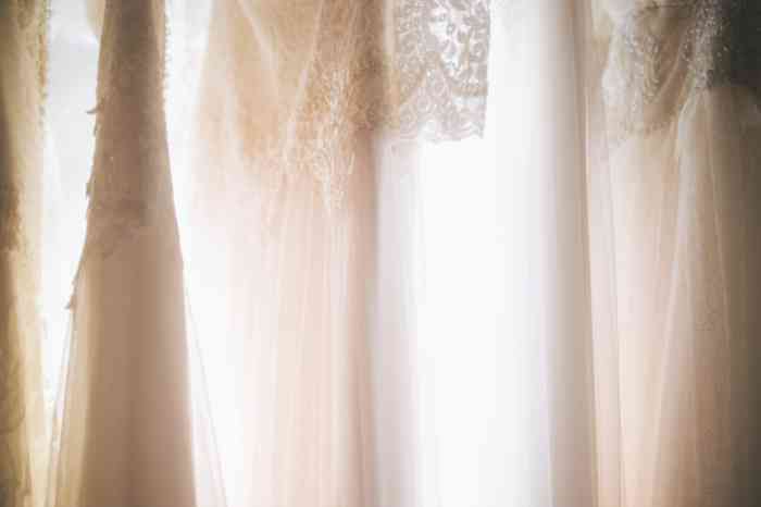 Farblich zwischen Schneeweiß und Elfenbein, gerne auch mit farbigen Akzenten bewegen sich die Brautkleider im Hochzeitshof Glaisin.