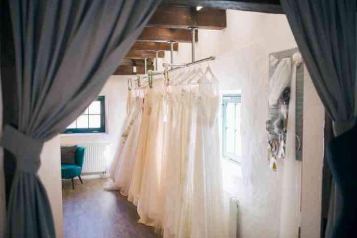 Im Designer Brautbereich findet die Braut exklusiv ausgewählte Designer mit den feinsten Stoffen, individuellen Schnitten und perfekter Verarbeitung. Eine große Auswahl im preislichen Rahmen ab 1200,- von allen Designern.