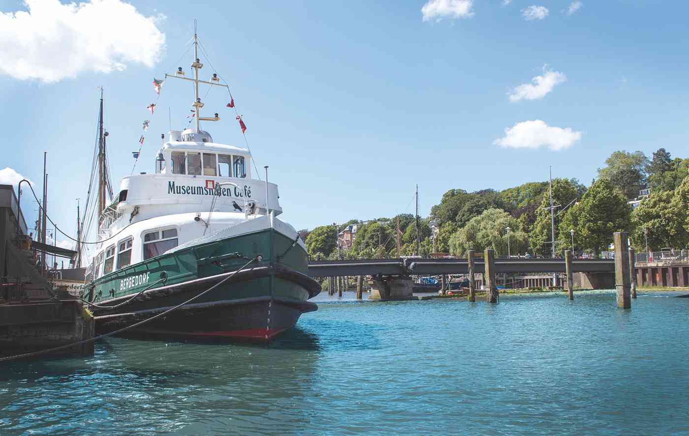 Heiraten auf dem Kleinhuis Restaurantschiff im Museumshafen Bergedorf Heiraten auf dem Kleinhuis Restaurantschiff im Museumshafen Bergedorf