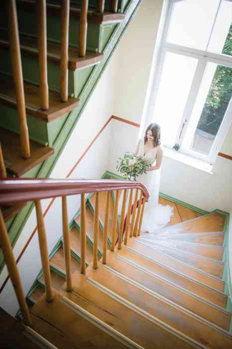 Hochzeitsreportage Braut schreitet die Treppe hinab