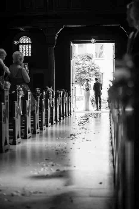 Hochzeitspaar beim Gang zum Altar in der St. Elisabeth Kirche in Hannover