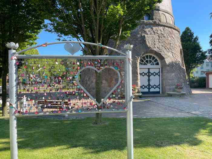 Vor dem Wasserturm in Heide ist alles auf Hochzeitspaare eingestellt. Für die Liebesschlösser steht eine Aufhänger zur Verfügung und die Parkplätze sind für das Braut und Bräutigam reserviert.