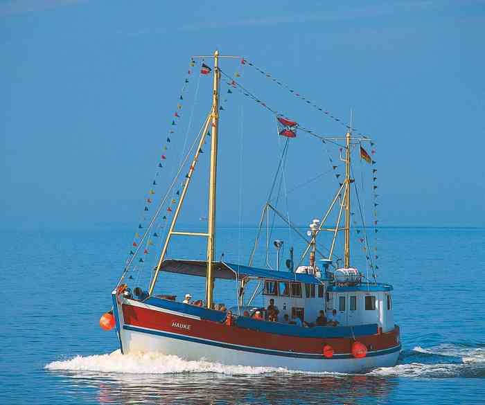Auf dem Krabbenkutter MS Hauke erwartet das Hochzeitspaar eine besondere Trauzermonie. Nach der standesamtlichen Eheschließung im Büsumer Hafen hält sich auch der Kapitän des Schiffes noch eine Überraschung bereit. Schiff MS Hauke auf See.