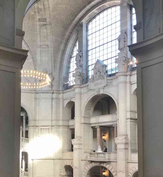 Große Halle im Neuen Rathaus Hannover mit Brautpaar.